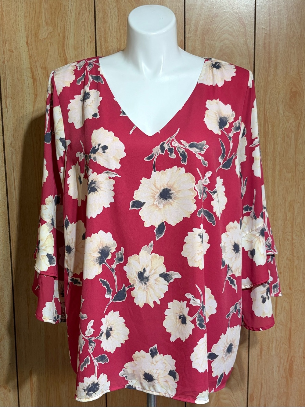 Skies are Blue Womenโs V-Neck Floral Blouse in Red and Cream SZ - 3X